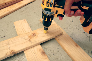 GI-10-Make-a-pallet-wine-rack-Step-4-300x200