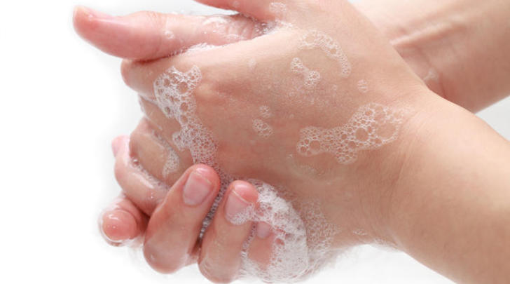 What's-the-greenest-way-to-dry-your-hands-700x400-GI05